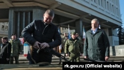 Нелегітимний «кримський» депутат Держдуми РФ Михайло Шеремет і російський глава Криму Сергій Аксьонов, 23 лютого 2020 року