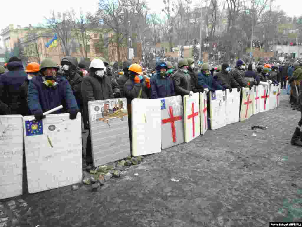 Тазоҳургарон дар хатти дифоъ каска ба сар кардаанд