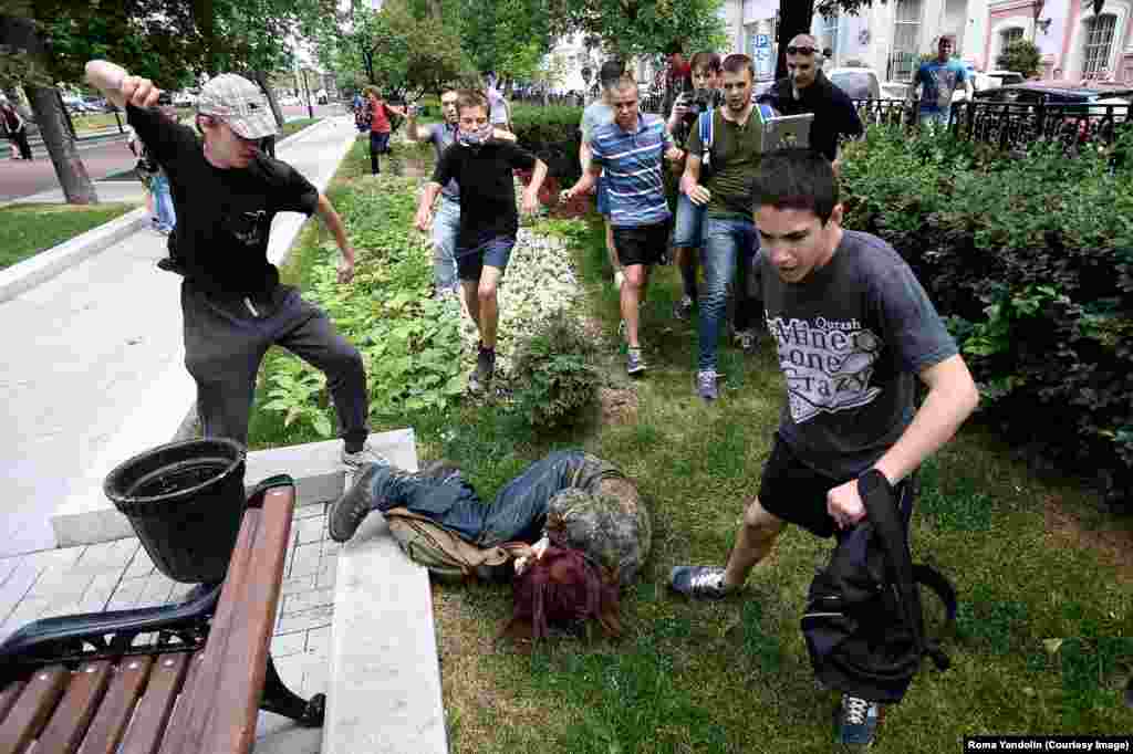 На чергового учасника протесту проти заборони на «пропаганду гомосексуалізму» напали молодики в Москві. Незважаючи на публічні заяви Путіна, активісти вважають, що підписаний ним закон про заборону поширення «пропаганди нетрадиційних статевих відносин» серед неповнолітніх заохотив дискримінацію і насильство. Путіна також критикували за підтримку кар’єри публічних діячів-гомофобів.