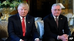 Американскиот претседател Доналд Трамп и неговиот специјален претставник за Украина Кит Келог, 20 февруари 2017 година.