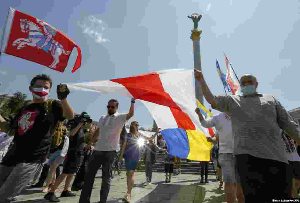 Марш солідарності з Білоруссю на Майдані Незалежності. Учасники акції вимагають проведення чесних президентських виборів, які призначені на 9 серпня. Київ, 28 червня 2020 року