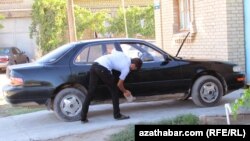 Maşyn ýuwýan oglan. Bezeg suraty