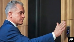 Vladimir Platotniuc, în 2019, părăsind sala de conferințe de presă a Partidului Democrat de guvernământ, pe care l-a condus înainte de a fi debarcat de la putere în acel an și înainte de a fugi din R. Moldova.