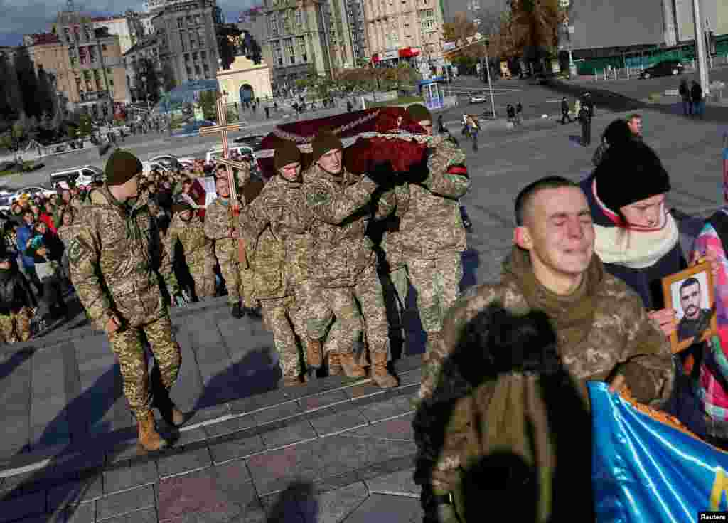 На майдані Незалежності в Києві пройшла церемонія прощання із загиблими бійцями батальйону «Айдар» Миколою Саюком (позивний «Француз») і Сергієм Кочетовим (позивний «Кот»). Вони служили в одній військовій частині і загинули 2 листопада під час виконання бойового завдання. 28-річний Микола Саюк із Березнівського району Рівненської області пішов на фронт добровольцем ще 2014 року. Сергію Кочетову з Дубенського району Рівненської області було 30 років, у зоні бойових дій на Донбасі перебував із початку 2015 року. Поховають бійців на батьківщині в Рівненській області. Київ, 4 листопада 2016 року