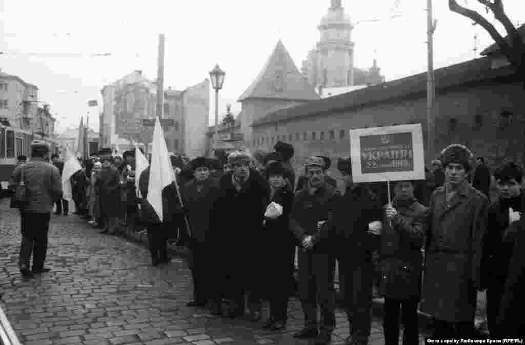 Львів. «Живий ланцюг» простягався на близько 700 кілометрів. Щільність «ланцюга» була неоднорідною – від кількох рядів у центрі Львова до інтервалу в десятки метрів у деяких районах Київщини та Житомирщини. Передбачаючи таку ситуацію, штаб акції скеровував у такі місця автобуси з активістами зі Львова й Івано-Франківщини. Фінансування акції не склало для її організаторів надзвичайних проблем завдяки ентузіазму активістів: пальне для автотранспорту учасники акції забезпечували власним коштом