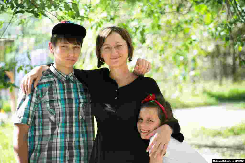 42-летняя Валентина Шитикова говорит, что в детский дом пошла за девочкой, но встретила мальчика — Артема, затем увидела Кристину. 