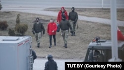 Безбедносните сили со учесници на протестите на „Денот на слободата“ во Белорусија.