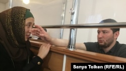 "Діни аудио жүктеген" үшін істі болған Дадаш Мәженов әйелі Юрана Исмағұлова сот залында отыр. Щучинск қаласы. 22 қазан 2018 жыл.