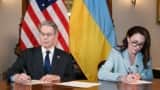 Secretarul Trezoreriei SUA, Scott Bessant, și prim-viceprim-ministrul Ucrainei, Iulia Sviridenko, semnează acordul privind mineralele.