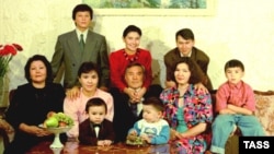 Президент Казахстана Нурсултан Назарбаев и его семья. 1992 год.