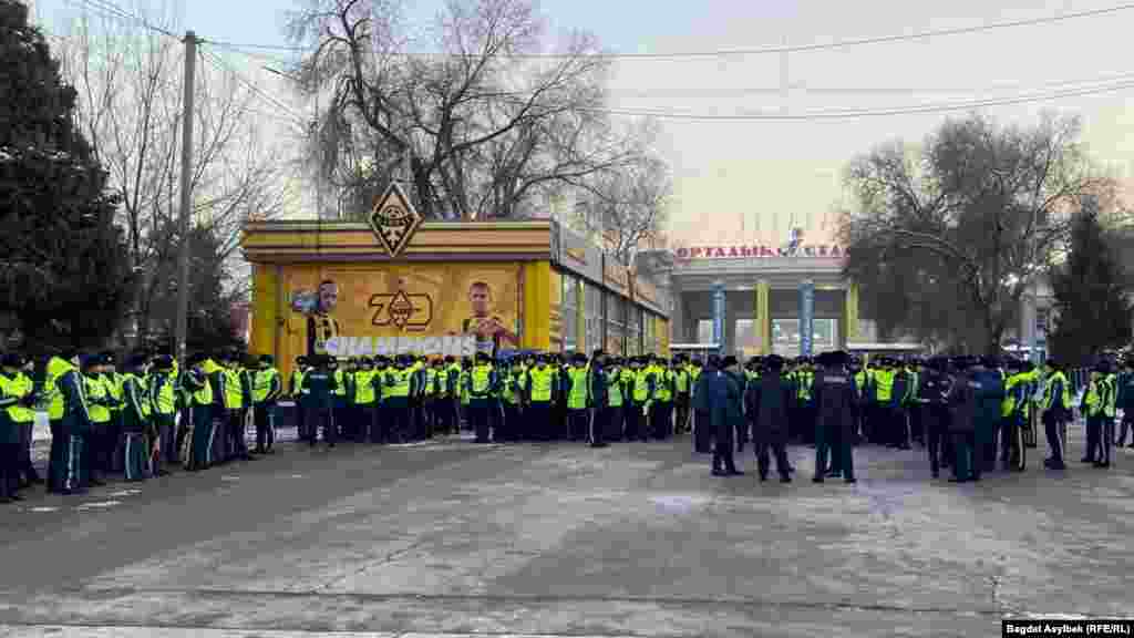 В день матча на улицах рядом со стадионом ограничили движение. Территория была наводнена полицейскими 