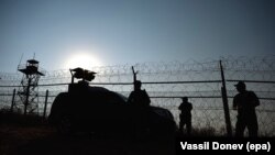 Бугарски гранични полицајци стојат пред оградите на границата меѓу Турција и Бугарија , 14 септември 2016 година