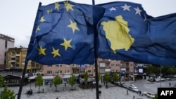 Zastave Kosova i EU iznad glavnog trga u Prištini