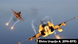 Două avioane F-18 în timpul exercițiilor comune ale SUA, Turciei și Spaniei - state membre ale NATO, baza militară Gando, Spania, octombrie 2019