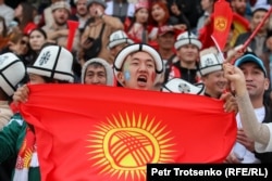 Дүйнөлүк көчмөндөр оюндарынын алкагында көкпар боюнча күч сынашып жаткан улуттук курама команданы кыргызстандык күйөрмандар колдоп жатышат. Астана, 9-сентябрь, 2024-жыл.