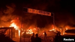Incendiile provocate de bombardamentul de duminică au mistuit adăposturile improvizate din „zona umanitară” desemnată pe fondul ofensivei israeliene de la Rafah.