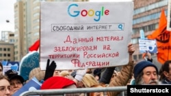 Zeci de state folosesc tehnologia ca formă de manipulare, avertizează experții, iar libertatea versus cenzura online au devenit dezbateri globale.