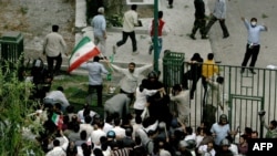 صحنه ای از حمله نیروهای بسیج به دانشگاه تهران