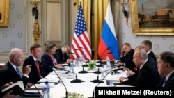 Американскиот претседател Џо Бајден и рускиот претседател Владимир Путин се состанаа на самитот САД-Русија во Вила Ла Гранж во Женева, Швајцарија, 16 јуни 2021 година.