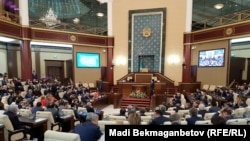 Депутаты казахстанского парламента на заседении.