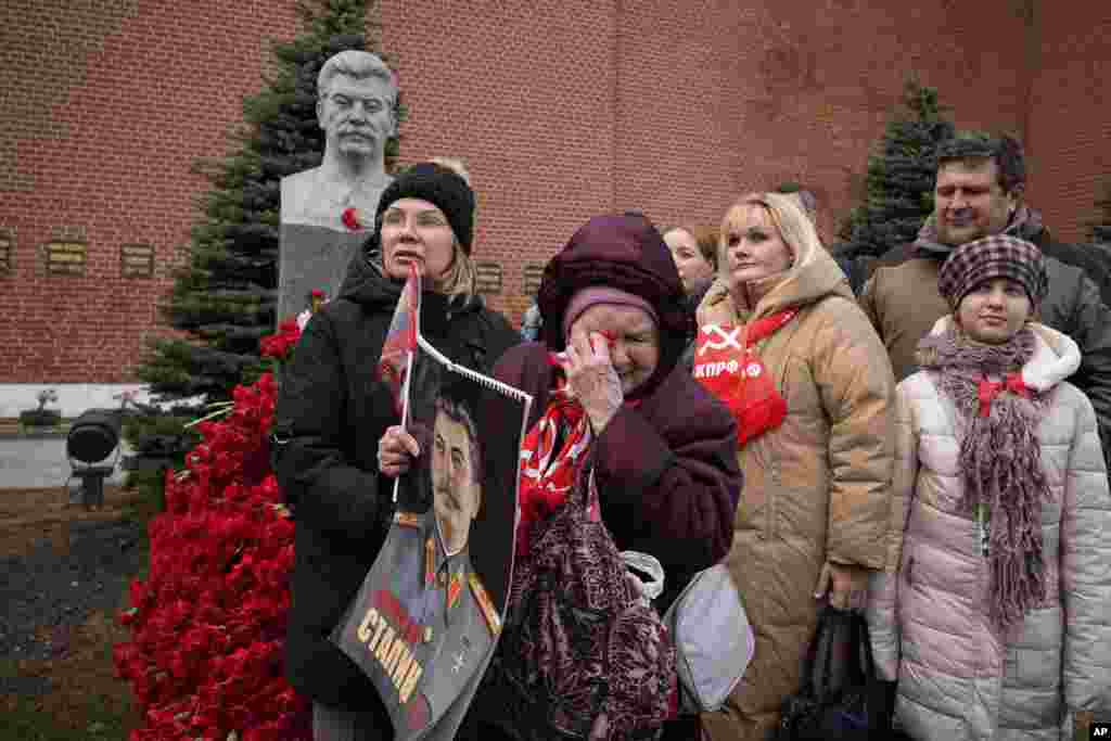 Мәскәүдә Кремль дивары янында совет лидеры Иосиф Сталин кабере янында хатын-кыз елап басып тора. 5 март, Сталин үлеменең 72 еллыгы. 