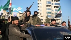  Rebeli antiguvernamentali se deplasează prim orașul sirian Alep. 30 noiembrie, 2024. 