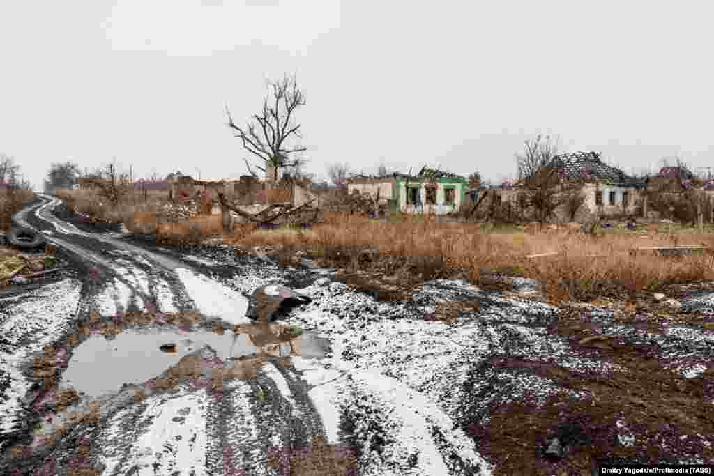 Занедбана пустка, яка колись була перехрестям вулиць Мар'їнки. Фотографії від 4 грудня 2024 року в цій галереї були зроблені фотографом Дмитром Ягодкіним, який працює на російське державне агентство ТАСС
