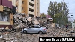 Були влучання біля банківської установи, пошкоджені інші нежитлові будівлі, цивільні авто. Фото ілюстративне 