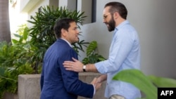 Președintele salvadorian Nayib Bukele l-a primit pe Secretarul de Stat al SUA, Marco Rubio, la reședința sa cu vedere spre Lacul Coatepeque, 3 februarie 2025. 