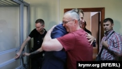 Ексміністр охорони здоров’я анексованого Криму Петро Михальчевський і його адвокат Валентин Рибін в суді, Київ, 9 липня 2019 року