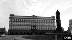 Росія - Москва, будівля ФСБ (раніше КДБ) і пам'ятник Дзержинському на Луб'янці