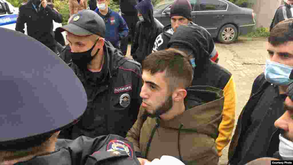 3 листопада, Сімферополь. Співробітники російської поліції в Криму затримують кореспондентів «Кримської солідарності» та інтернет-видання «Грані.ру». Вілен Темер'янов, Абляміт Зіядінов, а також активіст Ерфан Бекіров перебували біля будівлі суду в Сімферополі, коли там проходило засідання у Красногвардійській «справі Хізб ут-Тахрір». У чоловіків було редакційне завдання, вони стежили за оголошенням вироку фігурантам, але російські силовики звинуватили їх у порушенні порядку організації масових заходів та правил поведінки під час «режиму підвищеної готовності». Вранці 28 грудня співробітники російської поліції «примусово посадили в службову машину і вивезли з будинку» громадянського журналіста Вілена Темер'янова. 
