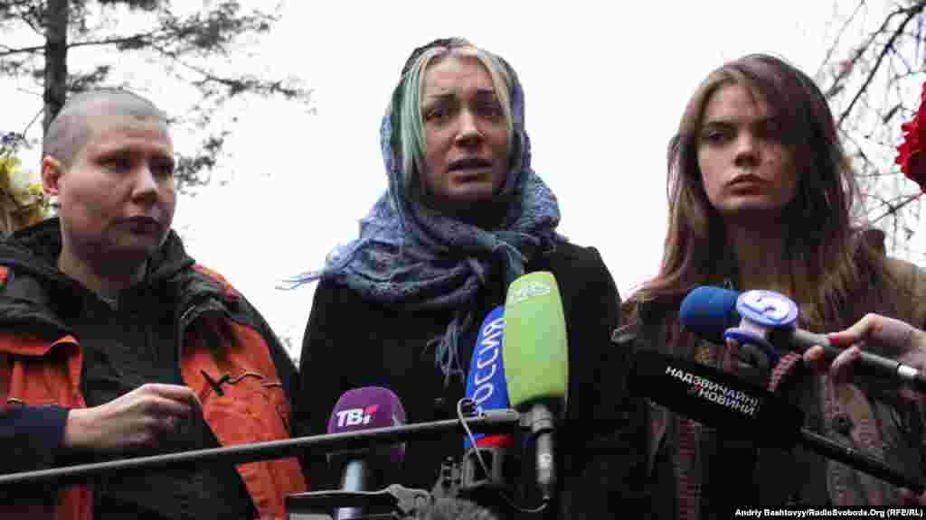 Belorusdan dönən Femen-çilər mətbuat konfransında. 21 dekabr 2011