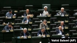 در پیش‌نویس مجلس که مشخص نیست تصویب آن چه مدت زمان ببرد، تنها ممنوعیت «پخش» اعترافات از رسانه‌ها مطرح شده و به موضوع «اخذ» اعترفات اجباری پرداخته نشده است.