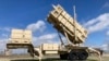 Un lansator mobil de rachete Patriot este expus în fața postului militar Fort Sill de lângă Lawton, Oklahoma, pe 21 martie 2023. 