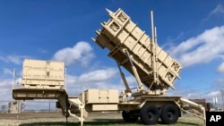 Un lansator mobil de rachete Patriot este expus în fața postului militar Fort Sill de lângă Lawton, Oklahoma, pe 21 martie 2023. 
