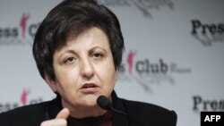 شيرين عبادى، حقوقدان و بنيانگذار كميته رسيدگى به حقوق بشر در ايران، معتقد است جامعه جهانى درباره شيوا نظرآهارى و ۱۷ زندانى سياسى ديگر ايران كه دست به اعتصاب غذا زده بودند بى توجهى نشان داده است.
