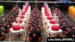 Cehia, Praga. Prăjiturile Virus și Vaccinul - piesele centrale ale unei cofetarii din Praga, 1 martie 2021.