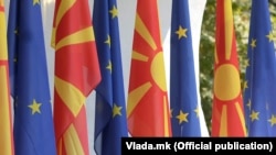 Знамиња на Северна Македонија и ЕУ