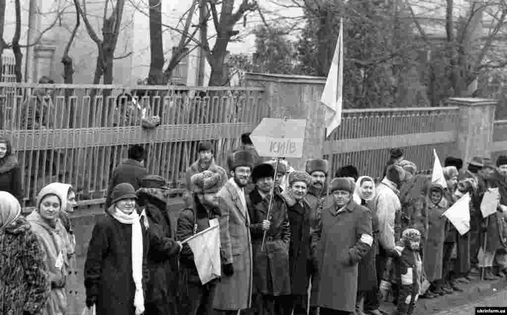 Львів. У «ланцюзі» взяли участь, за офіційними даними радянського режиму, близько 450 тисяч осіб. За неофіційними оцінками – від 1 до 5 мільйонів