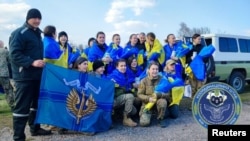 Ukrajinski ratni zarobljenici nakon razmjene zarobljenika sa Rusijom na nepoznatoj lokaciji u Ukrajini, 10. april 2023.
