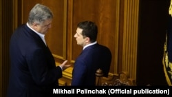 П’ятий президент України Петро Порошенко та чинний президент Володимир Зеленський під час засідання Верховної Ради України, 4 березня 2020 року