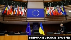 Европското и украинското знаме во Европскиот парламент во Брисел на 1 март 2022, на седницата на која се разговараше за руската агресија против Украина