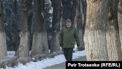 Мужчина идет по улице. Алматы, 4 января 2021 года.