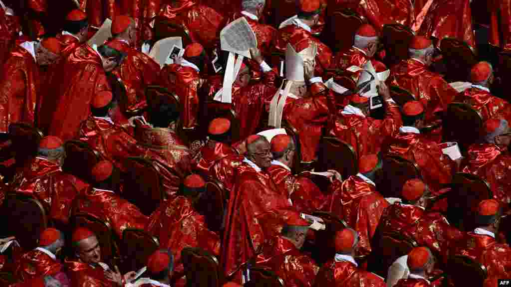 Cardinalii participă la ceremonia funerară a regretatului Papă Francisc în Piața Sfântul Petru.