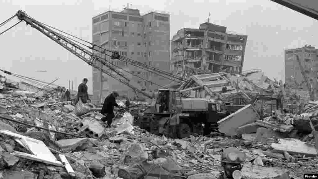 Грудень 1988 року: землетрус у Вірменії. Менш ніж за 20 секунд цілі житлові сектори у Спітаку перетворились на руїни. Виявилося, що будинки не мали належної кількості арматури, бо метал викрали та продали на «чорному ринку». Захід надав обладнання для медичної допомоги та рятувальних робіт, але воно не потрапило до місця призначення через бюрократичну тяганину. Більш ніж 30 тисяч людей загинуло 