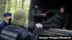 Мигрантка од Ирак како ја преминаа белоруско-полската граница за време на тековната мигрантска криза, во Хајновка, 14 ОКТ2021