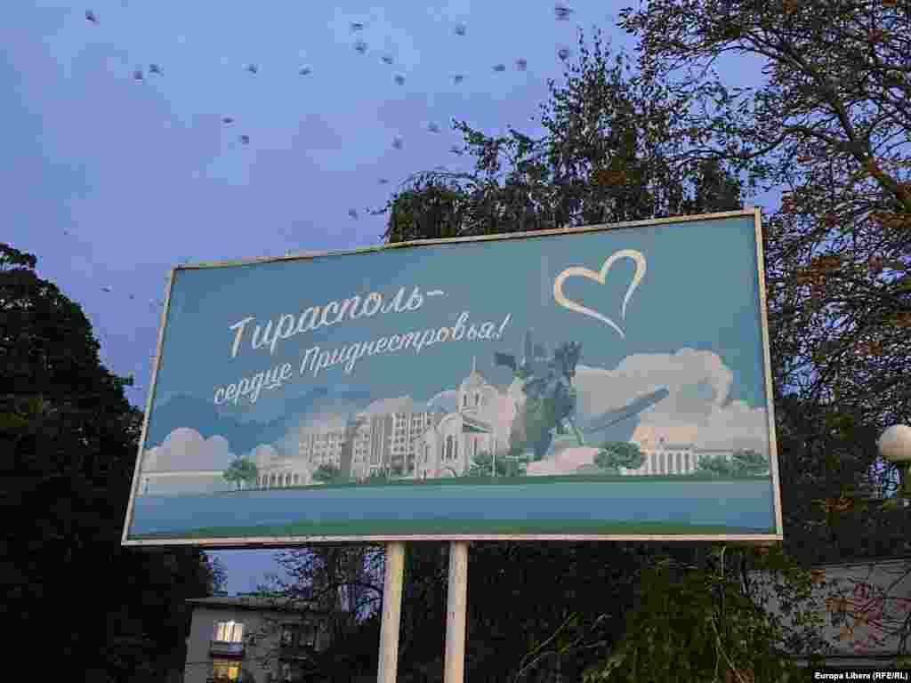 Inscripție pe afiș: „Tiraspol - inima Transnistriei”.