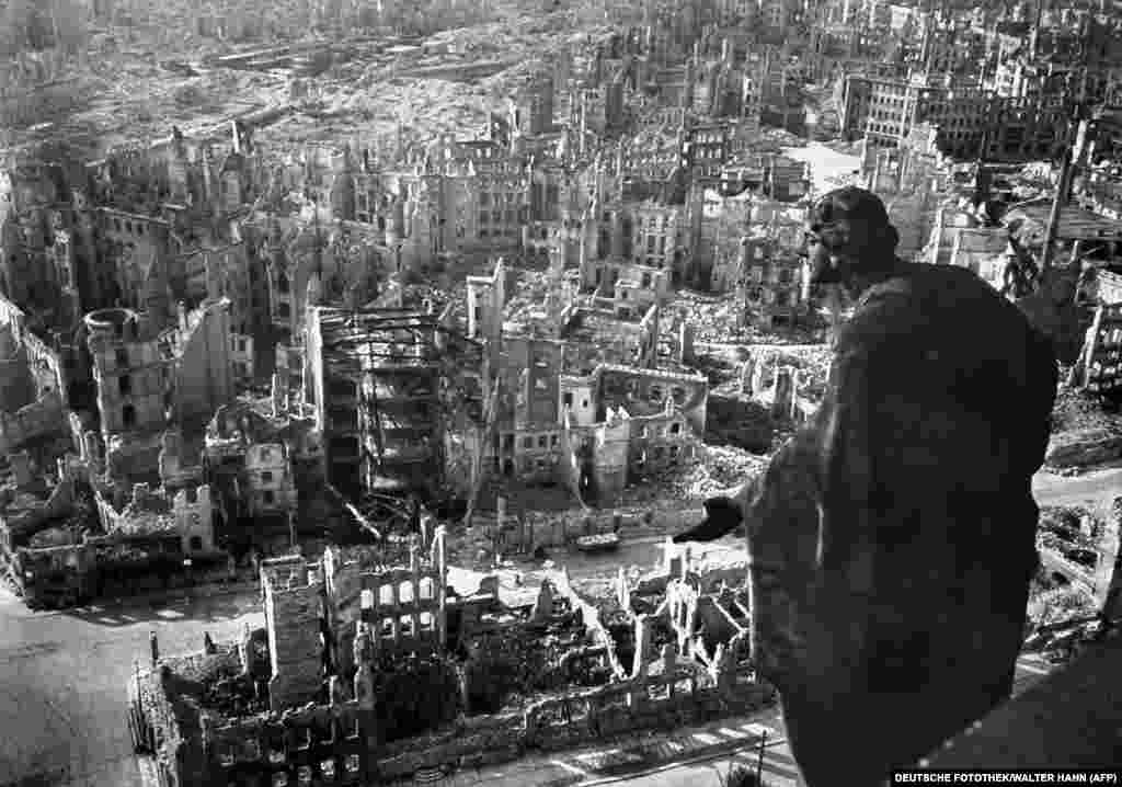 Ruinele centrului orașului după bombardament. Un băiat german care avea nouă ani spunea că după al doilea val de bombardamente nu se mai vedeau decât „Flăcări, numai flăcări peste tot unde te uitai.... Era mai presus de orice ți-ai putea imagina, cele mai îngrozitor coșmar."