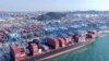 Кранови растоваруваат контејнери од брод на пристаништето во Кингдао во провинцијата Шандонг во источна Кина / 2 април 2025